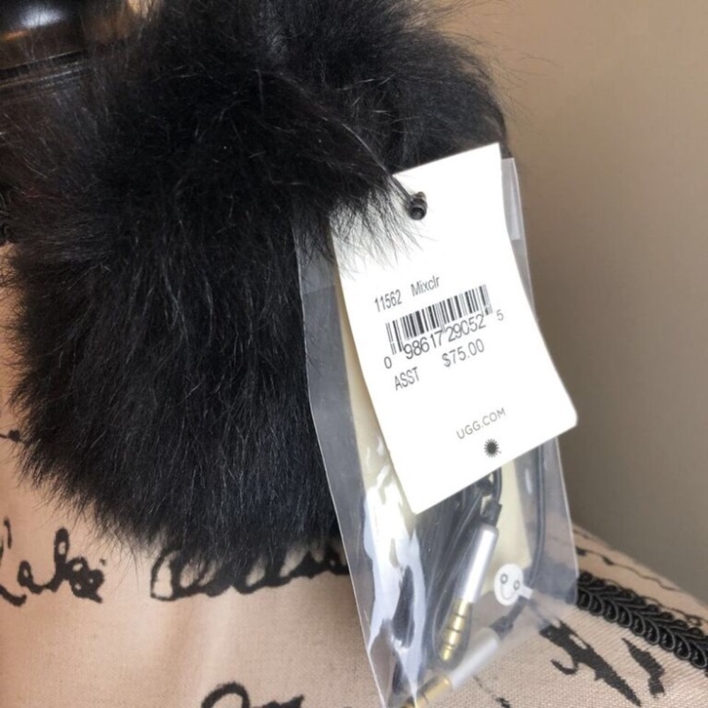 π΄SOLDπ΄NWT UGG SHEEPSKIN WIRED Black EARMUFFS - Picture 2 of 5